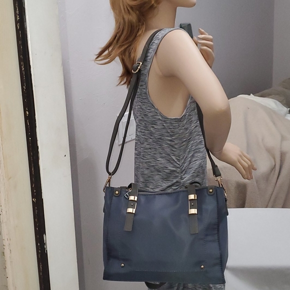 Gray nylon shoulder bag with crossbody strap. - Picture 2 of 7